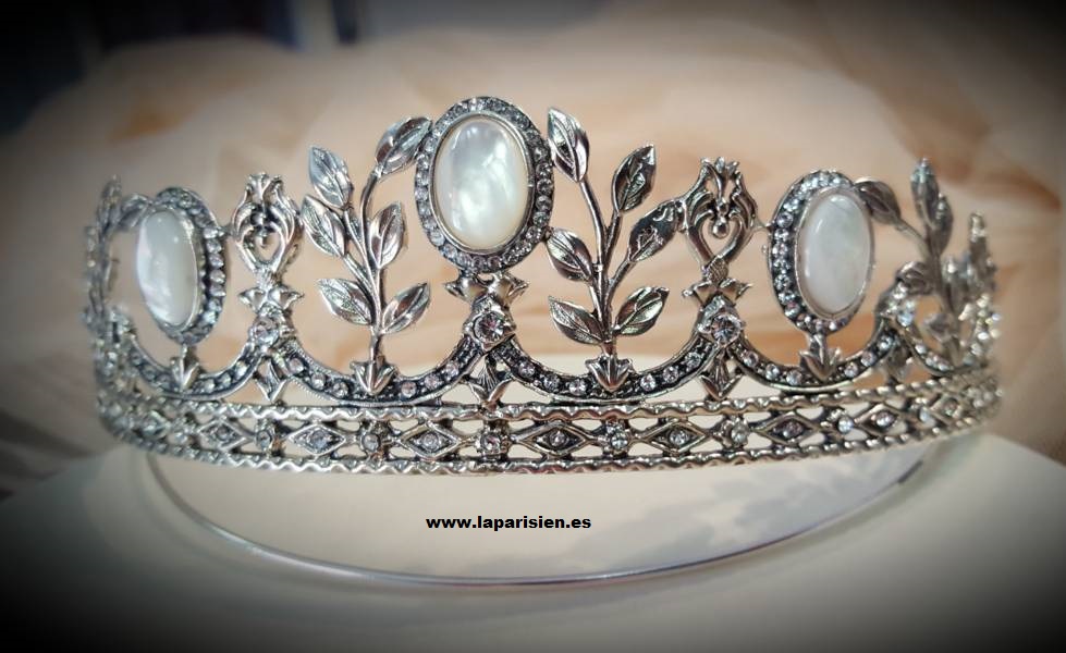 Silver wedding tiara, Lis model.